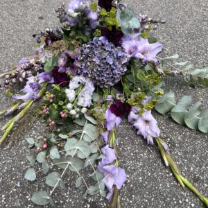Bårebuket lilla nuancer - Send blomster til begravelse - Happyflower-dk