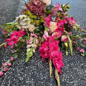 Bårebuket rosa - Send blomster til begravelse - Happyflower-dk
