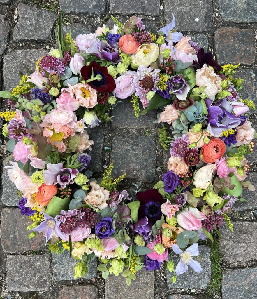 Rundpyntet krans med sæsonens blomster - Happyflower-dk Rundpyntet krans med sæsonens blomster - Happyflower-dk